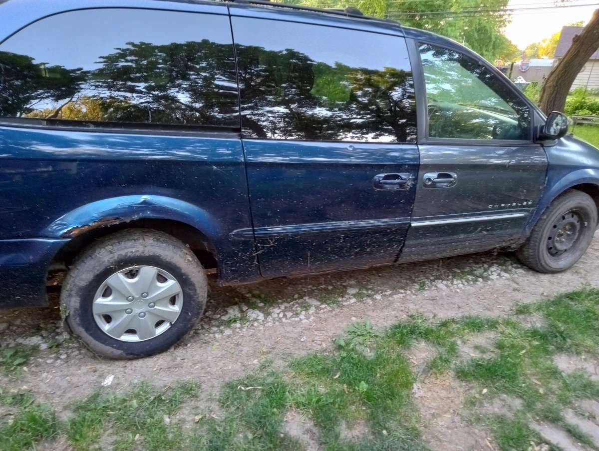 01 town n country minivan