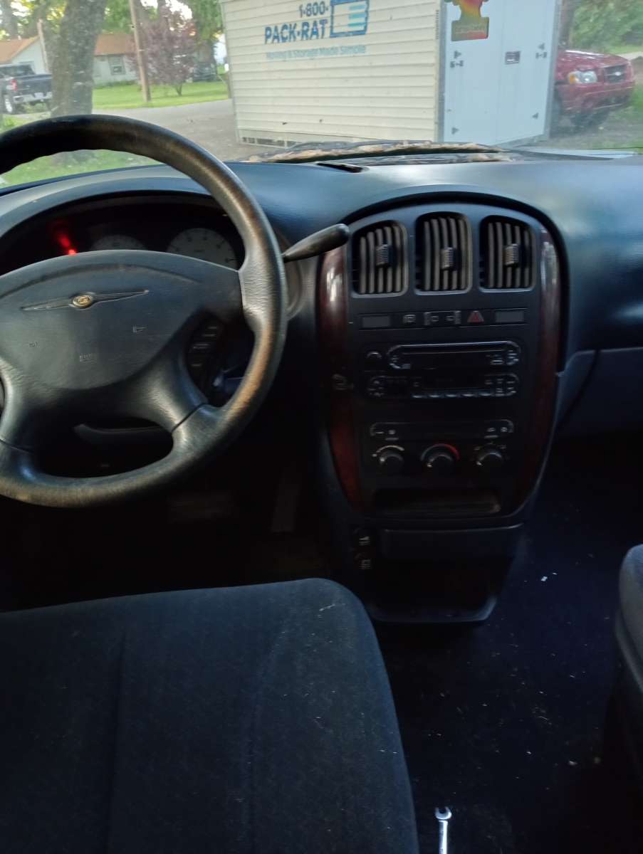 01 town n country minivan