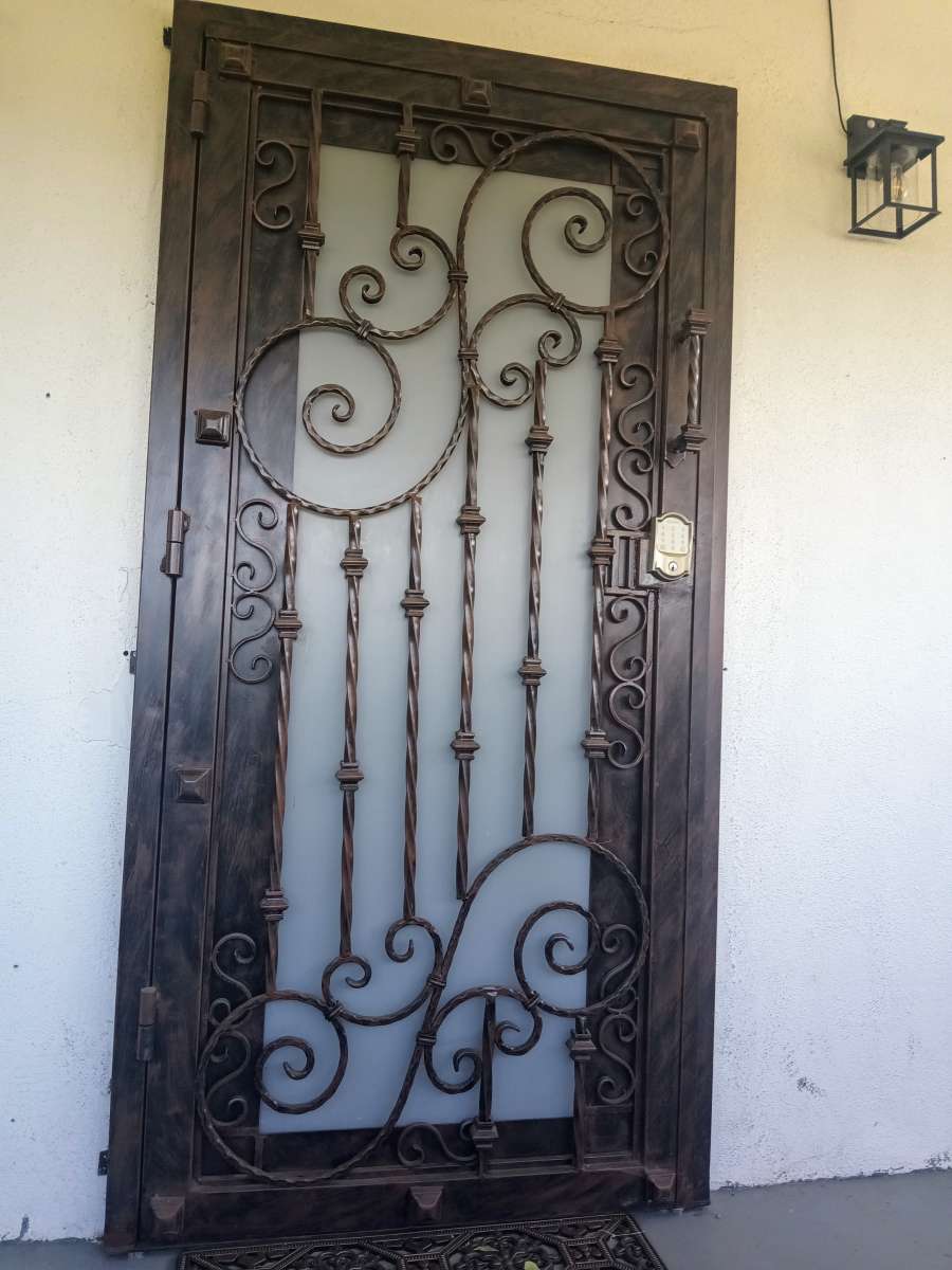 dos puertas principales