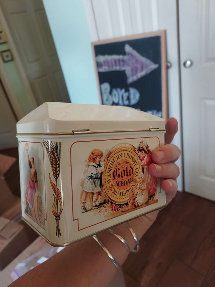 Washburn tin with ORIGINAL RECIPES  extra blank cards of old