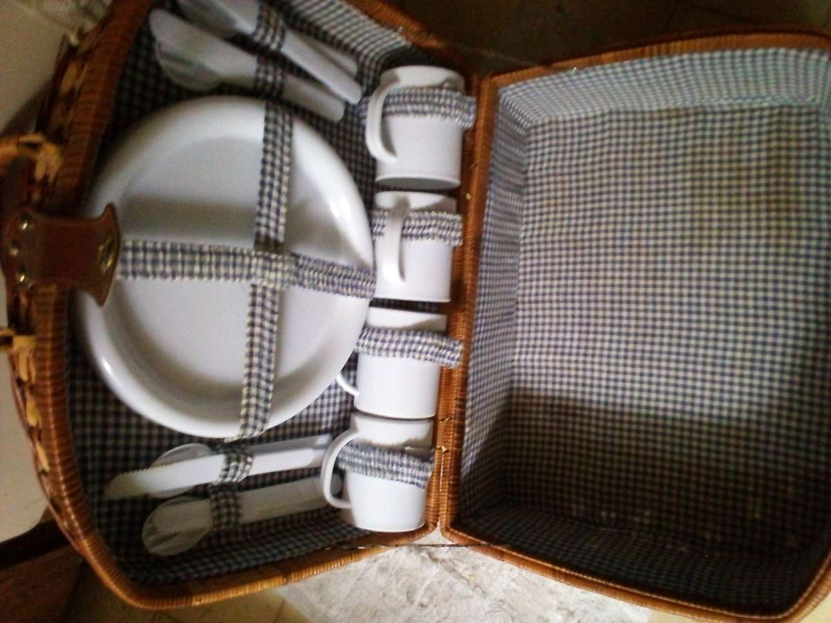 vintage wicker picnic basket used 2 times service for 4