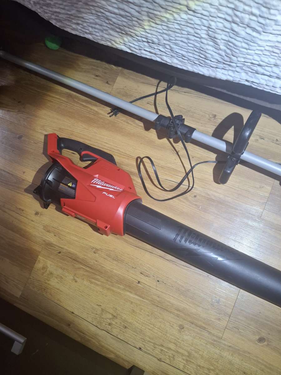 Milwaukee M18  weed trimmer  and blower combo set