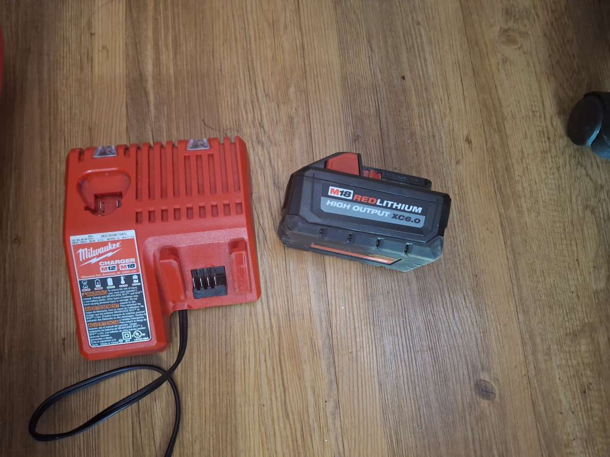 Milwaukee M18  weed trimmer  and blower combo set