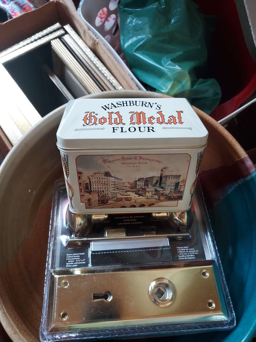 Washburn tin with ORIGINAL RECIPES  extra blank cards of old