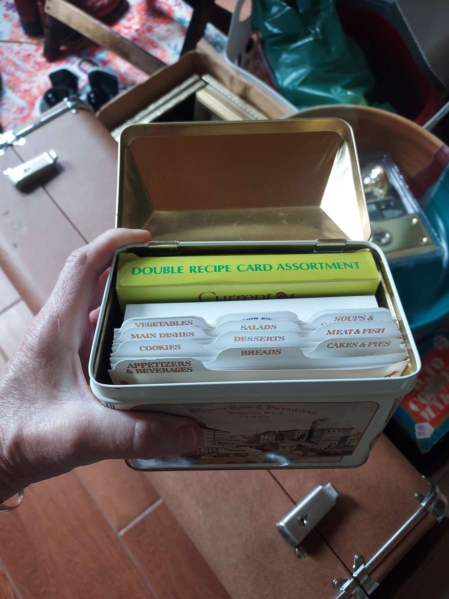 Washburn tin with ORIGINAL RECIPES  extra blank cards of old