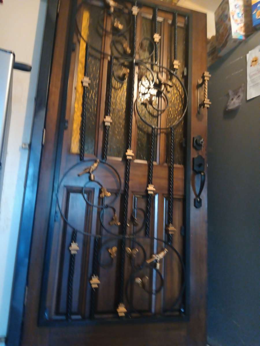 dos puertas principales