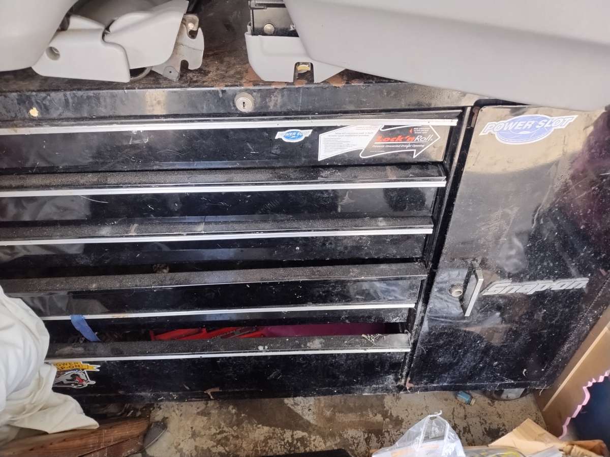 snap on box bottom roll away