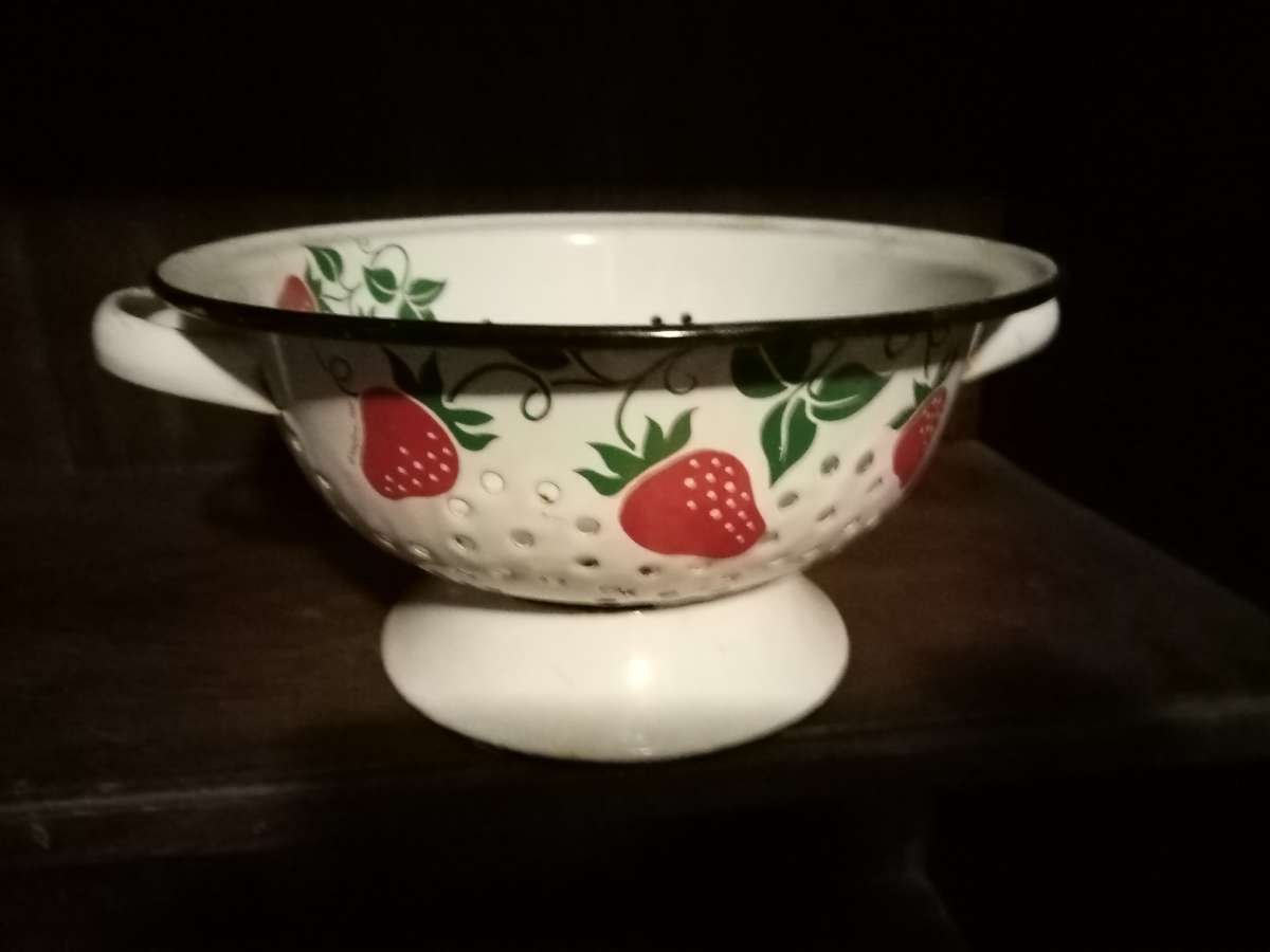 Vintage Teleflora 1983 Strawberry Country Kitchen Strainer D