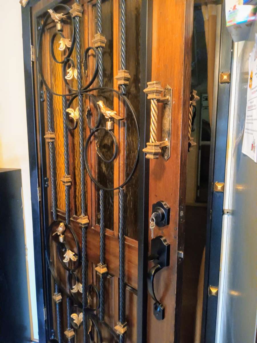 dos puertas principales