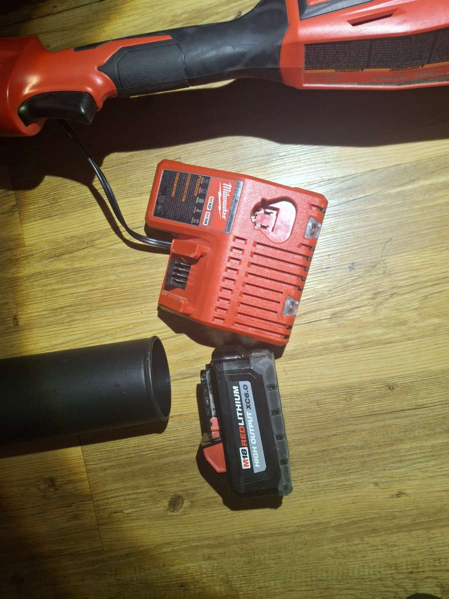 Milwaukee M18  weed trimmer  and blower combo set