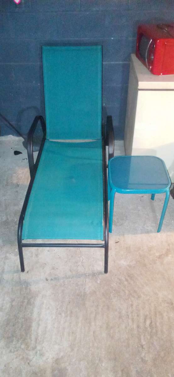 foldable layback outdoor lawn chair and matching table