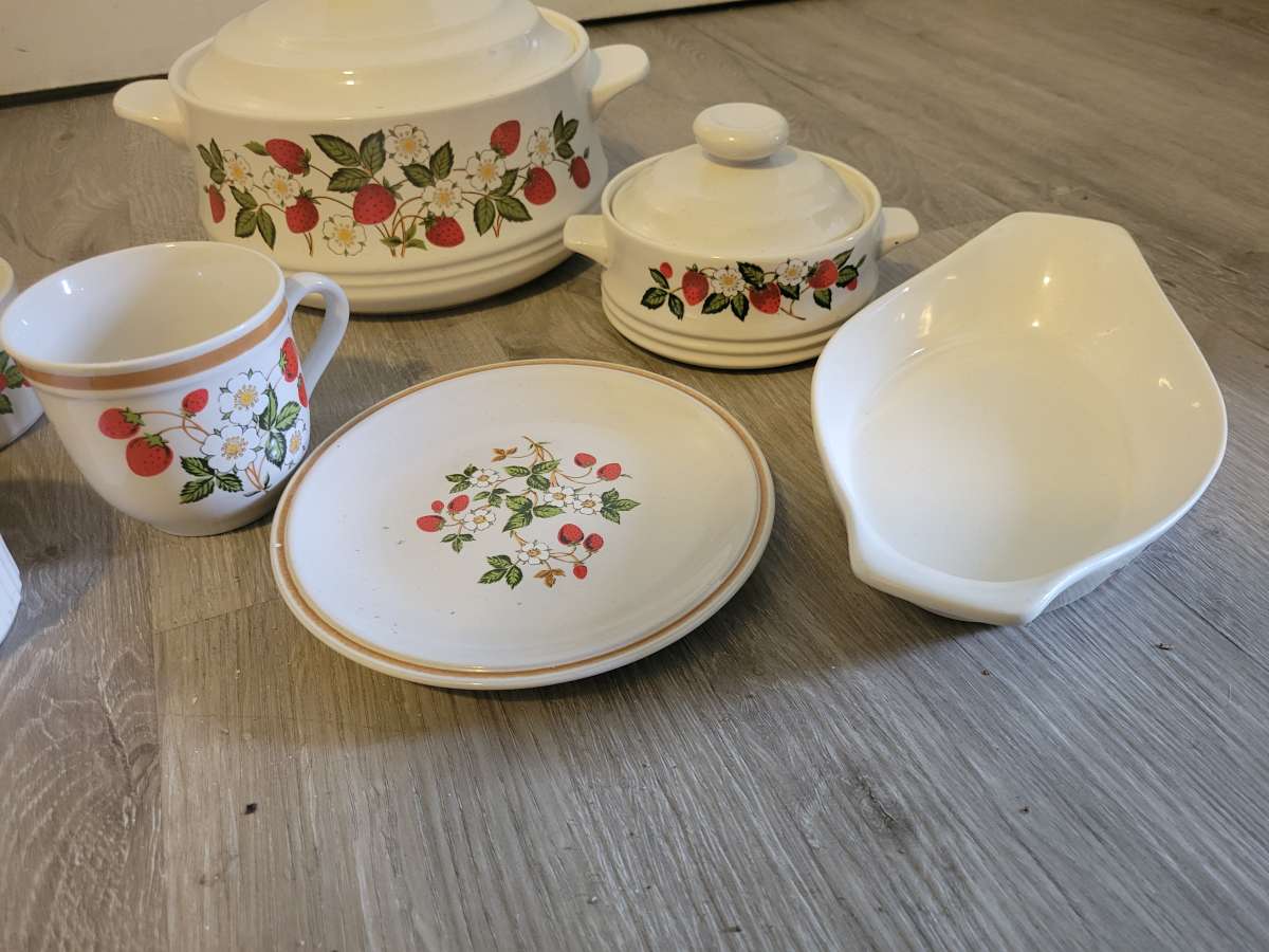 Vintage perfect condition Sheffield 11 pc Strawberries n cre