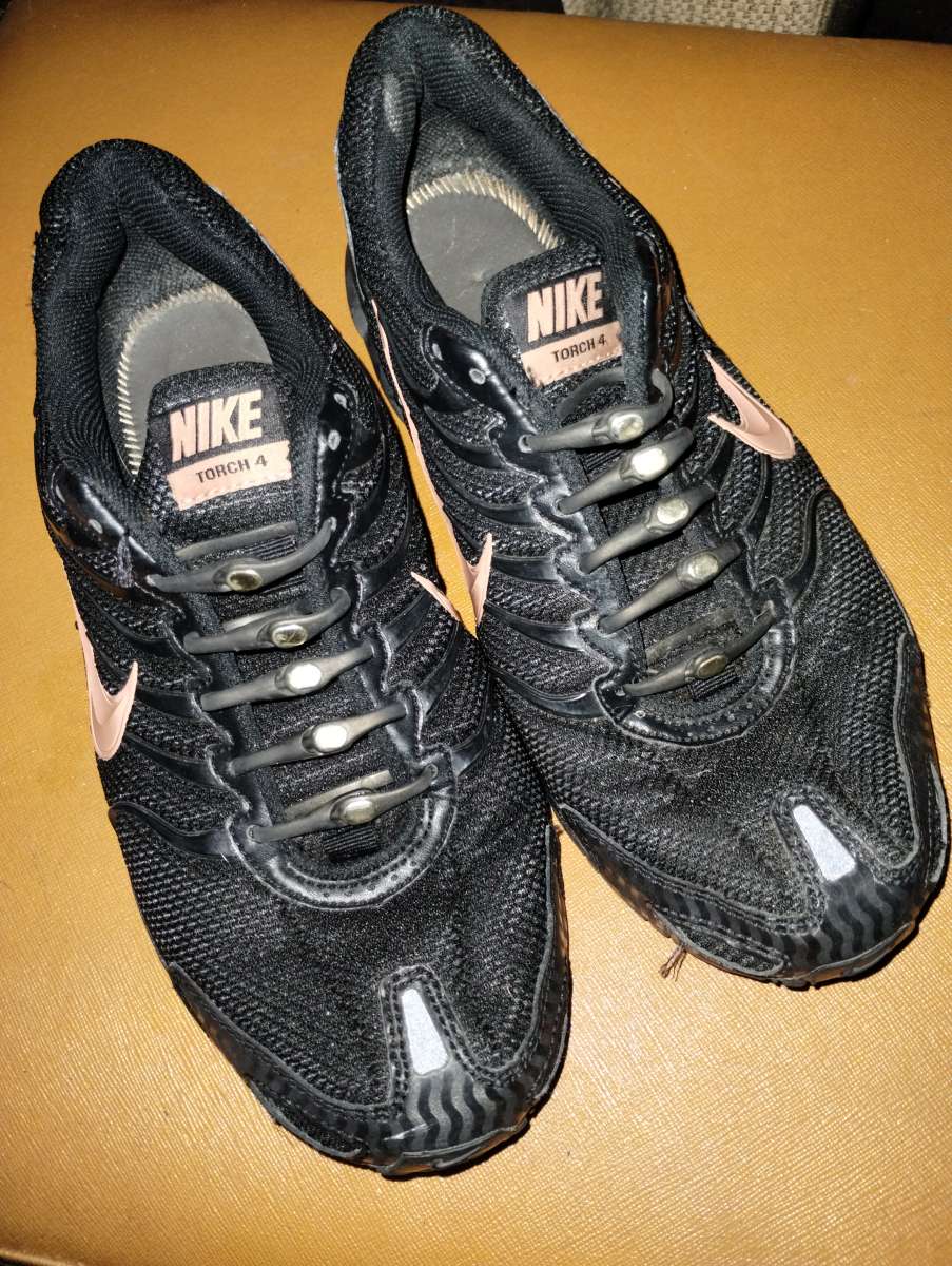 Nike Air Max womens size 9 in black and pink