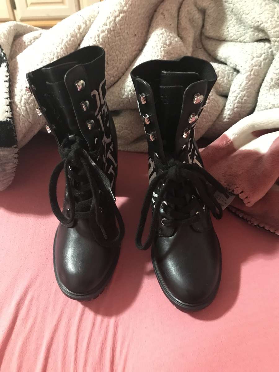 womans high heel shoes