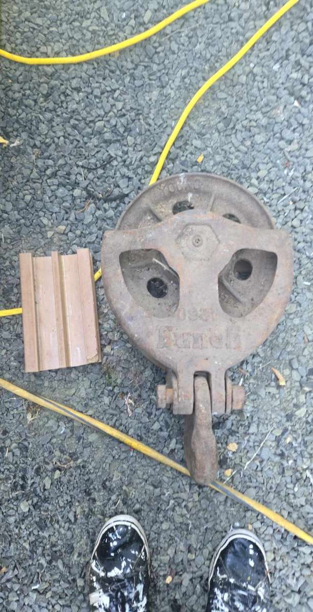 very large heavy snatch block pulley