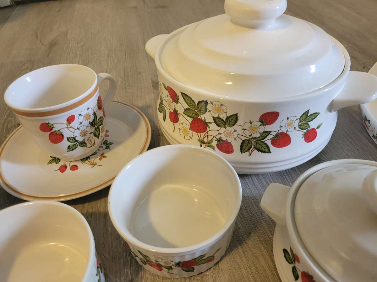 Vintage perfect condition Sheffield 11 pc Strawberries n cre