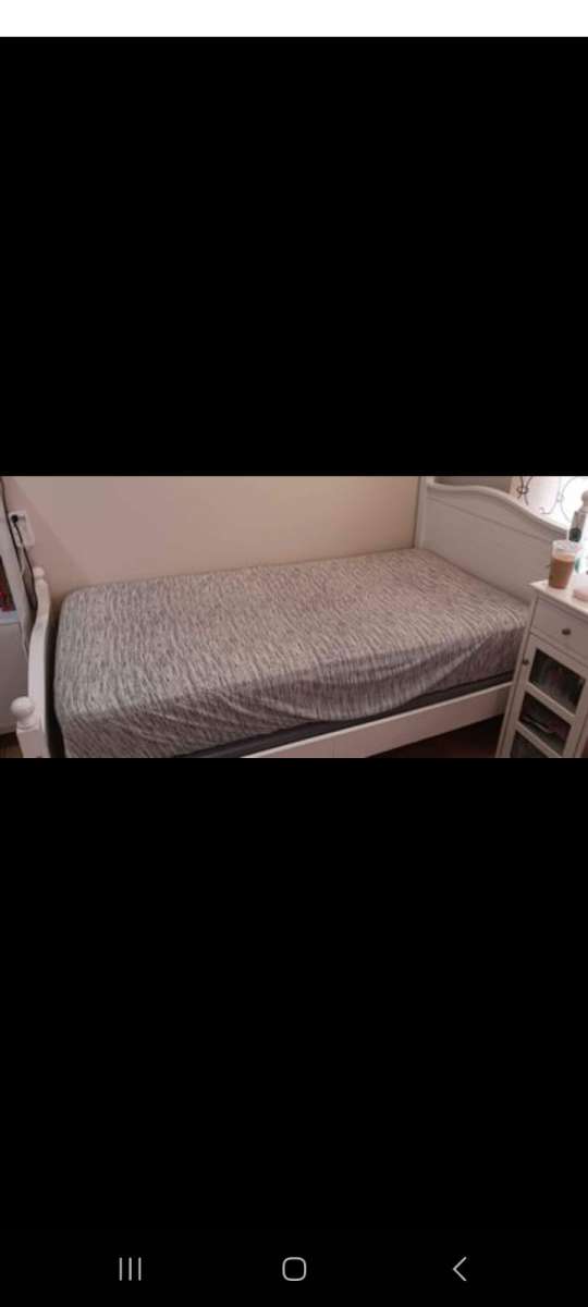 twin bed and matress