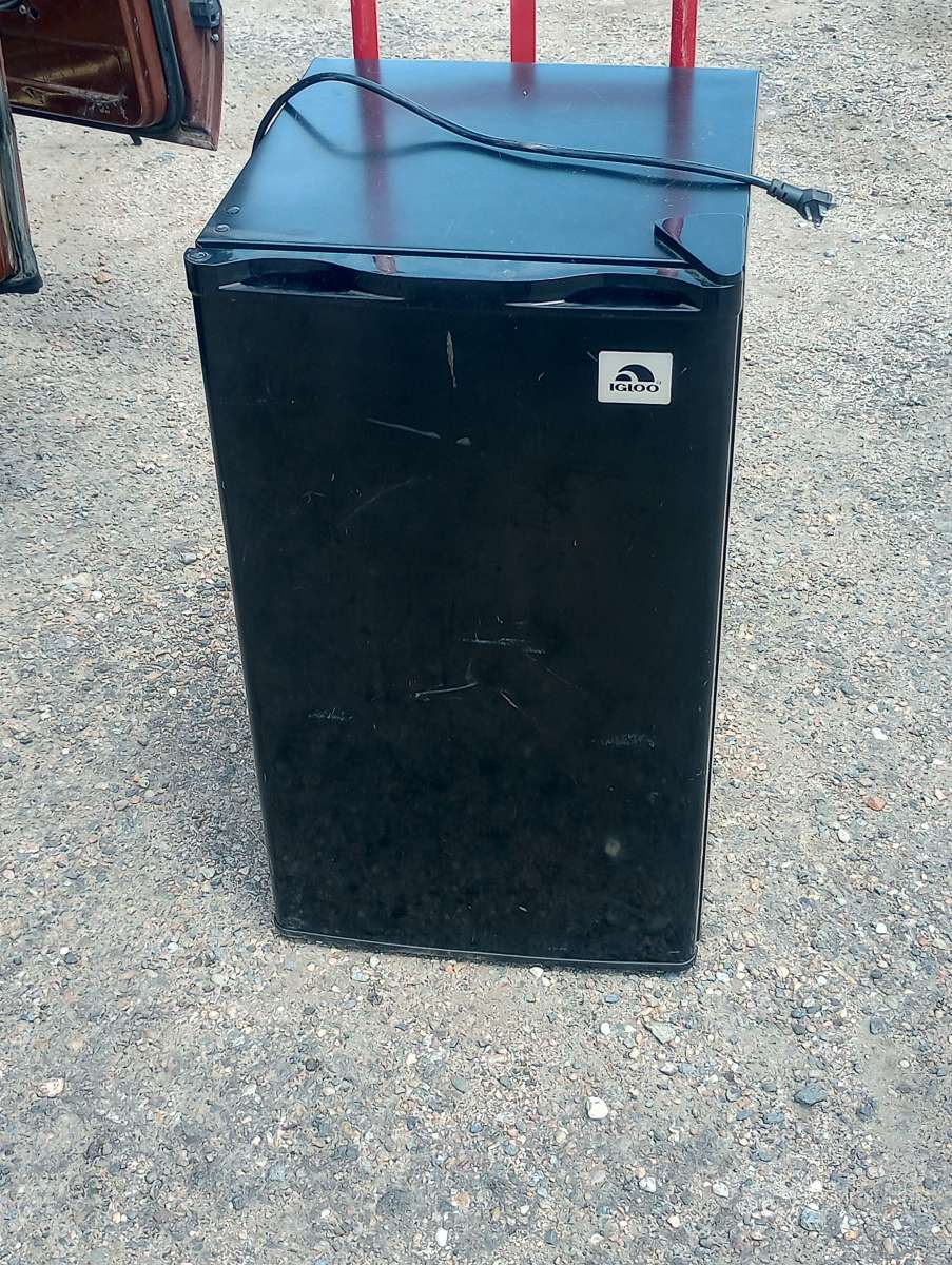 igloo refrigerator with the freezer black