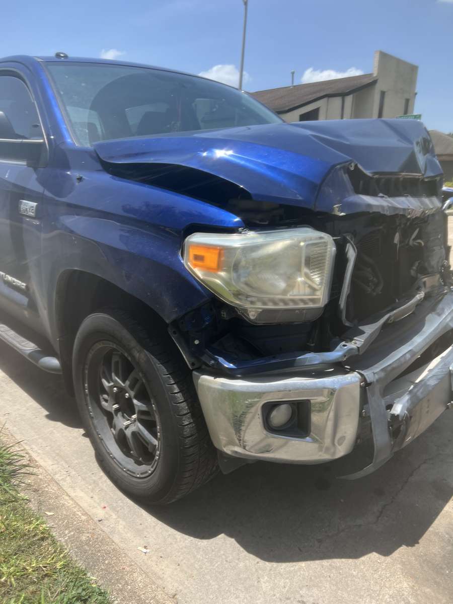 Wrecked  2015 Toyota Tundra SR5