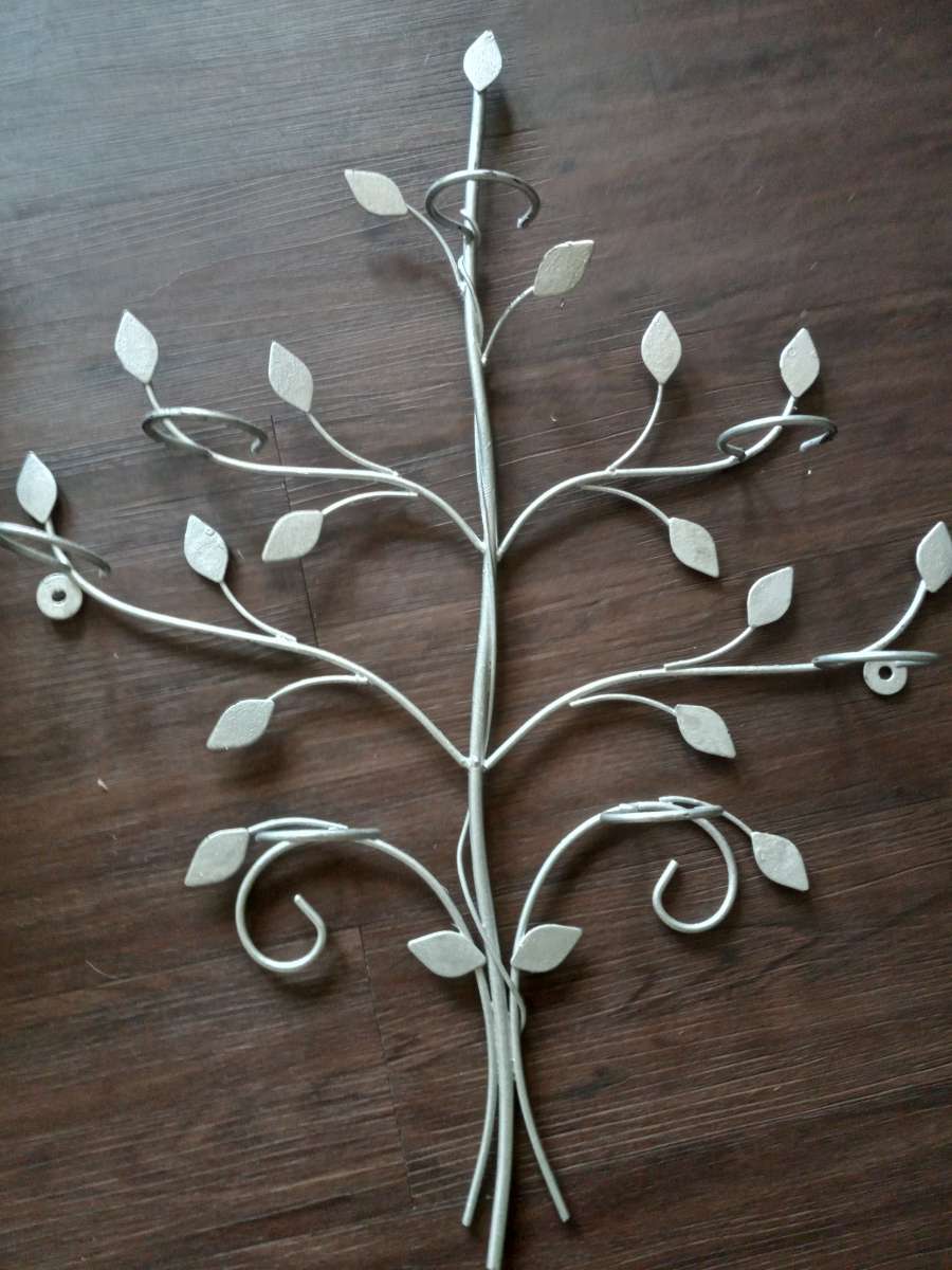 Wall tealight candle holder