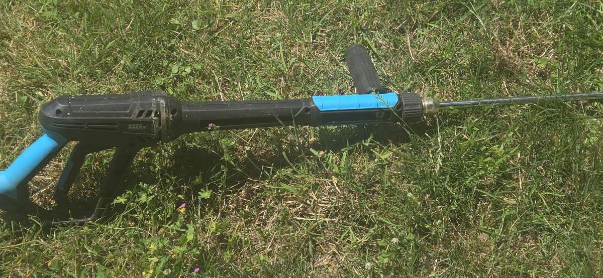 pressure washer wand with bunch of tips