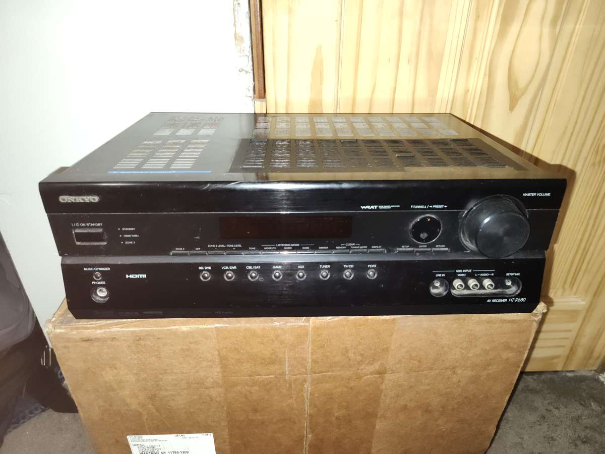 Onkyo AV ReceiverGiant Subwoofer6  varied surround sound spe