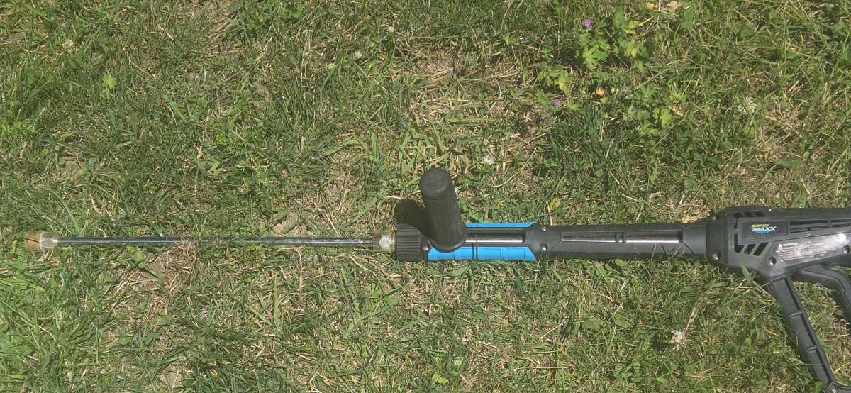 pressure washer wand with bunch of tips