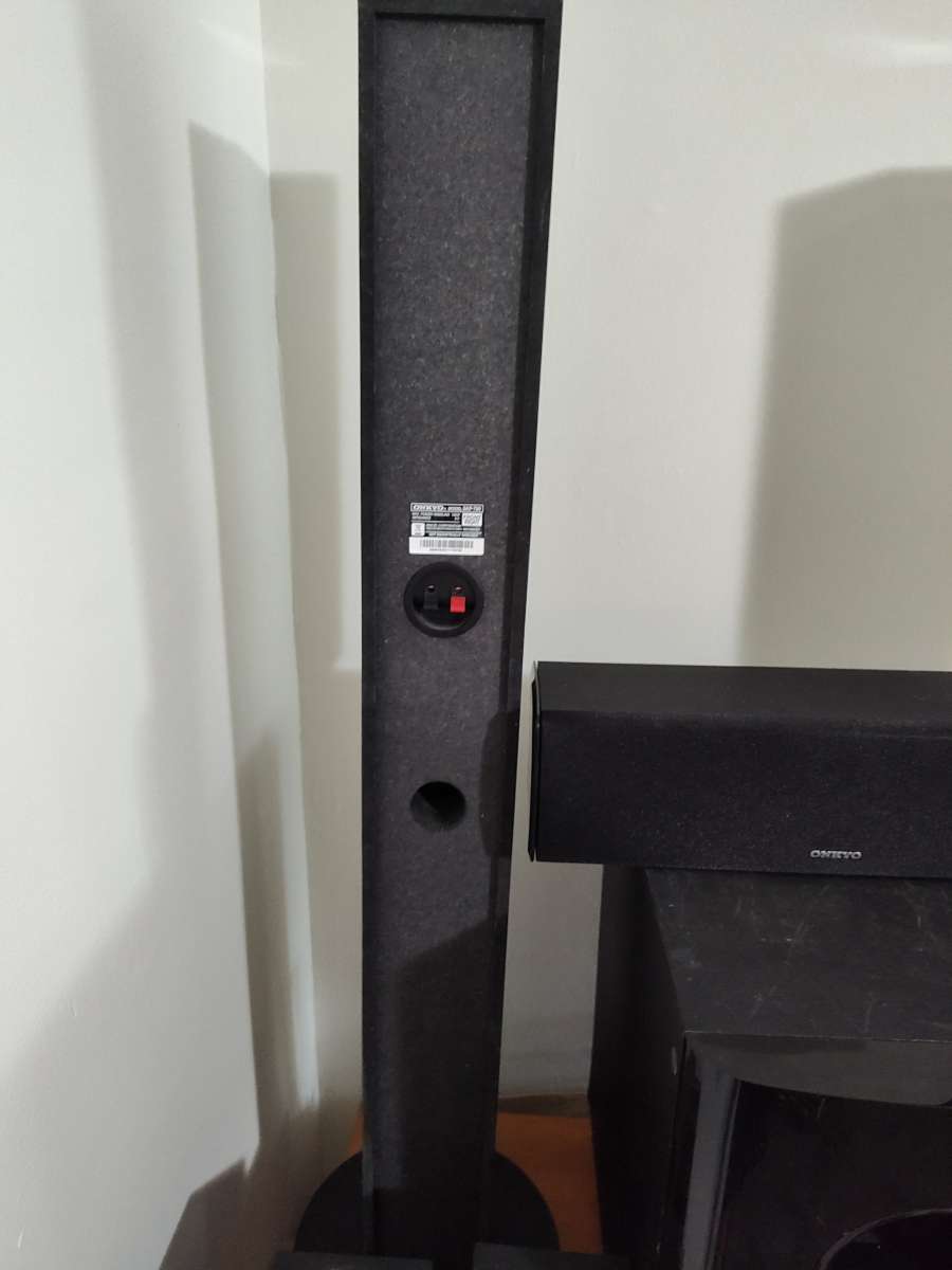 Onkyo AV ReceiverGiant Subwoofer6  varied surround sound spe