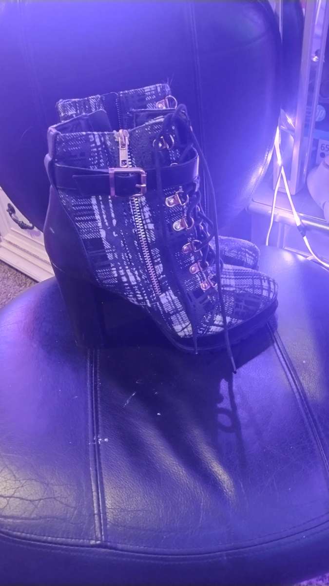 woman fashion boots  8 and half to 9