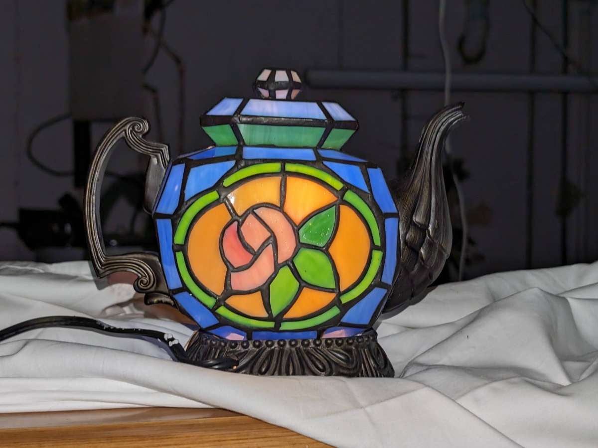 LAMP THAT WORKS FOR ME BASE LIGHTS UP ALSO