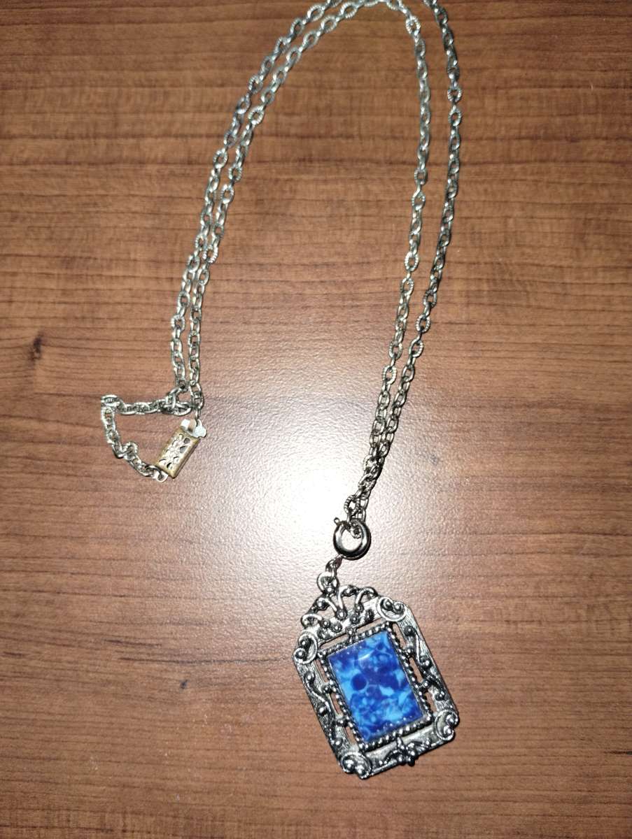 Sarah Coventry two sided pendant charm necklace