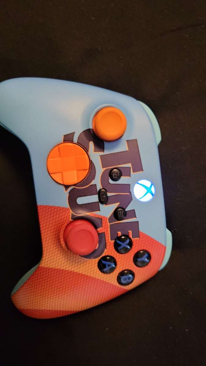 Xbox One limited edition Looney tunes controller