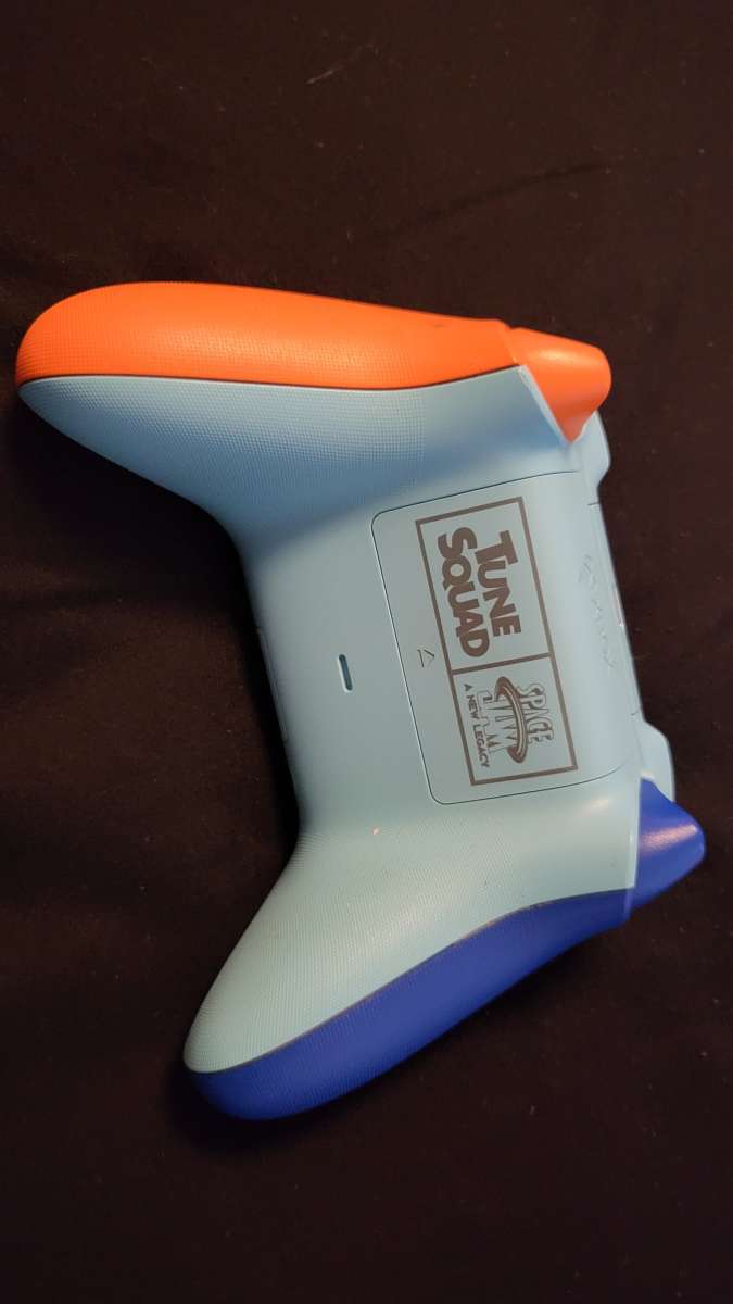 Xbox One limited edition Looney tunes controller