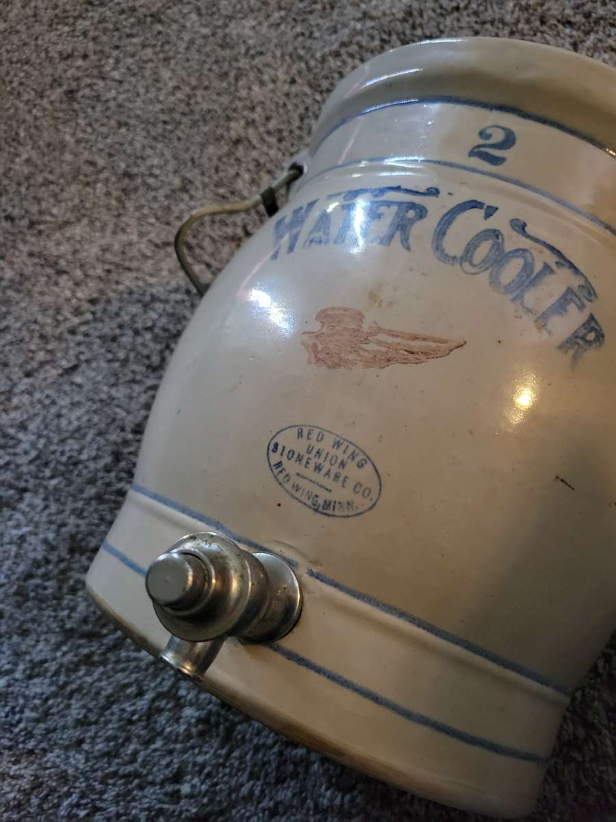 red wing 2 gallon water cooler with lid and spigot prestine