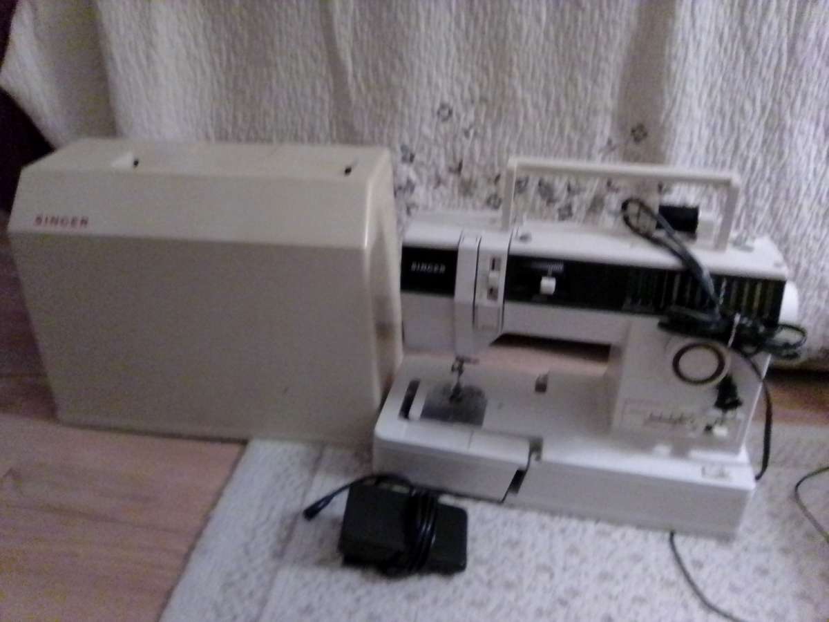 Singer 7300 Sewing Machine with foot pedal and carrying case