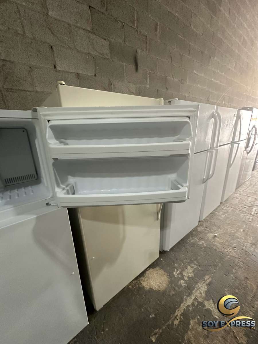 GE refrigerator top and bottom