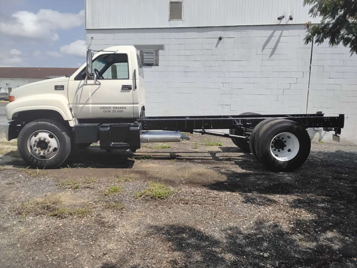 1998 Chevy C650 Cab Chassis 3116 Caterpillar Motor 5 SPEED