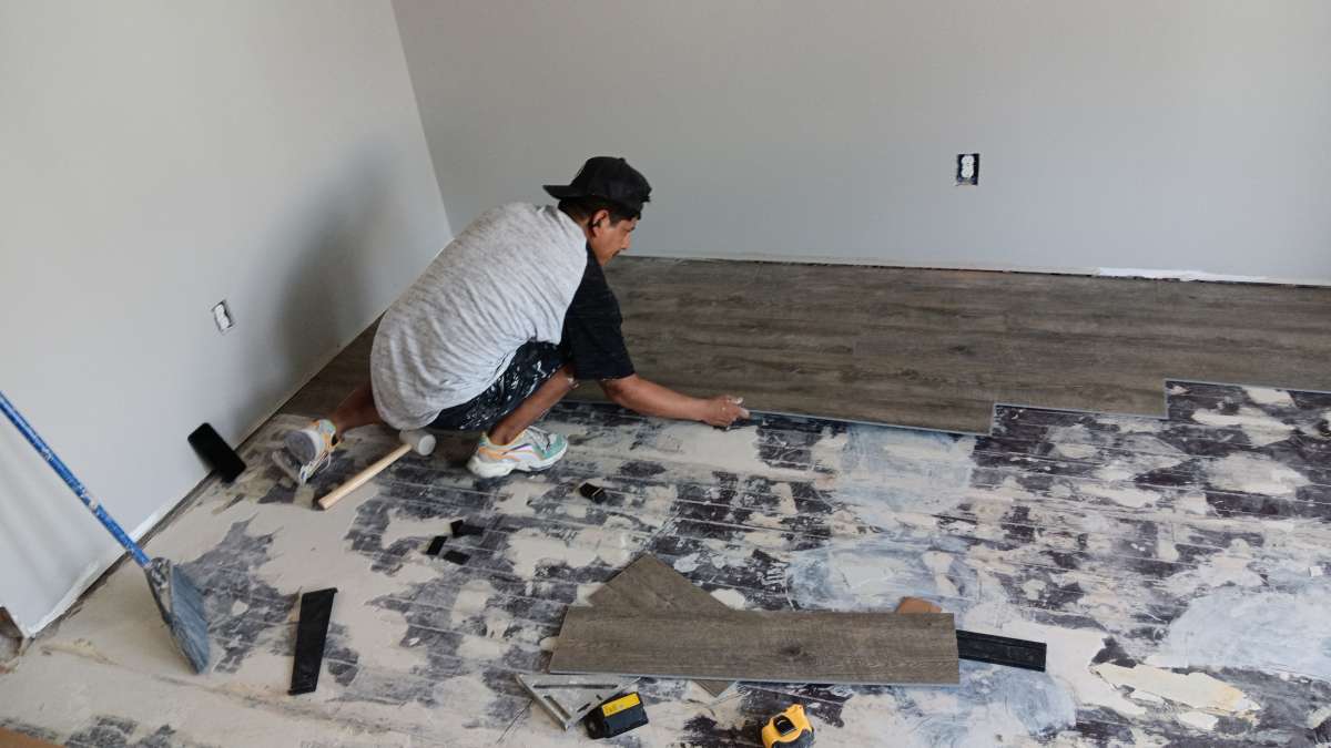 installation of pvc flooring tiles sidingh