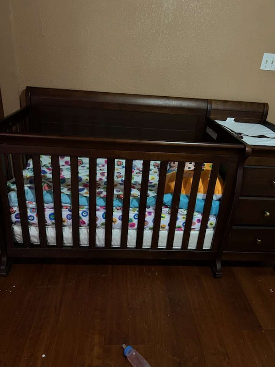 6 in 1  baby crib new  used twice