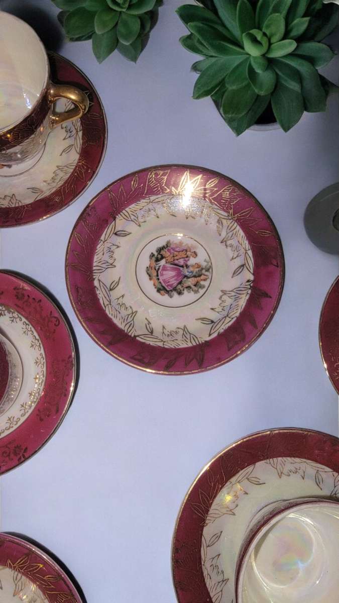 Vintage tea cups and saucers read description