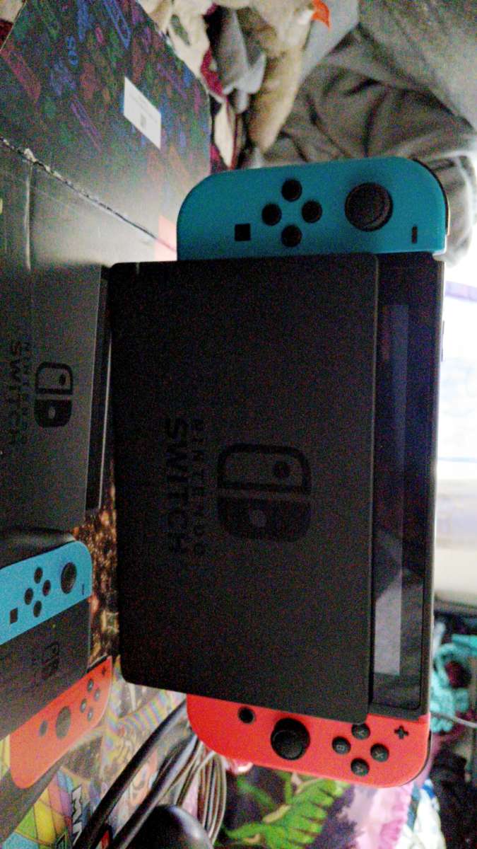 Nintendo  Swich whith blue and red joy con  Mariokart  Delux