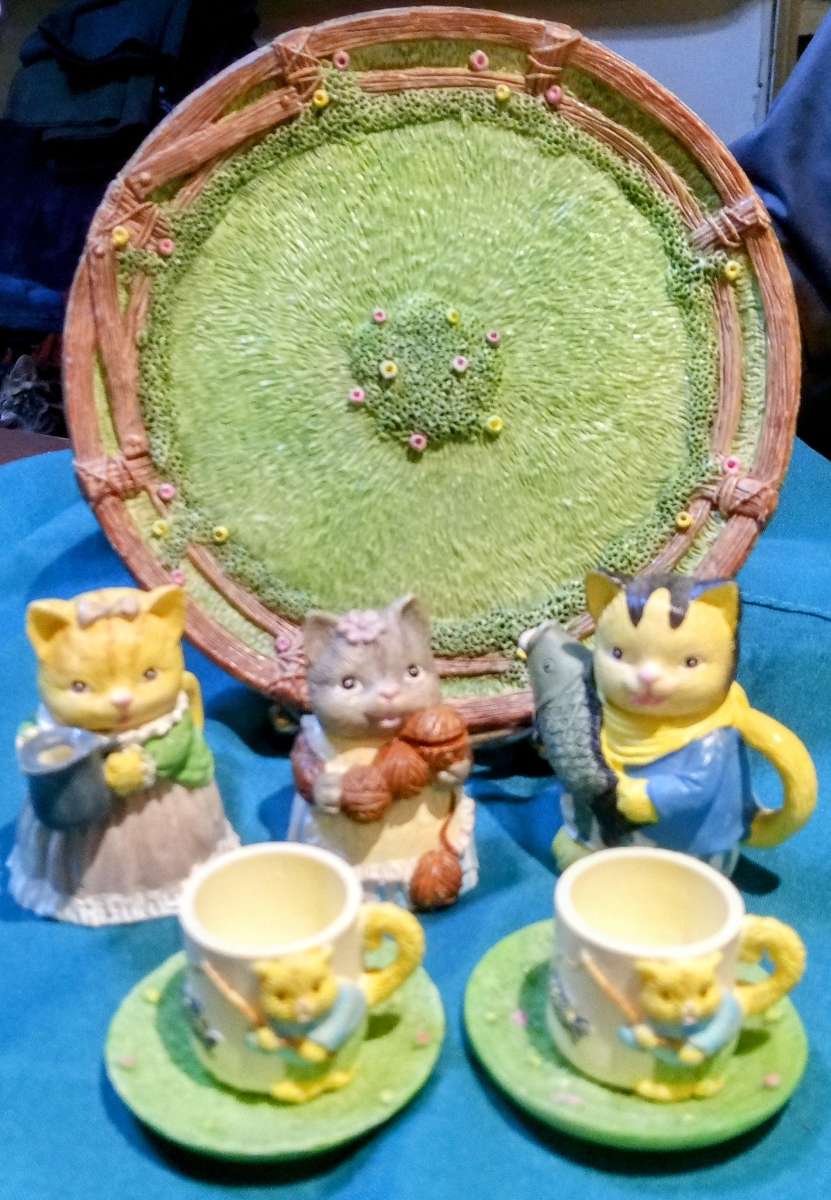 miniature tea serving cats