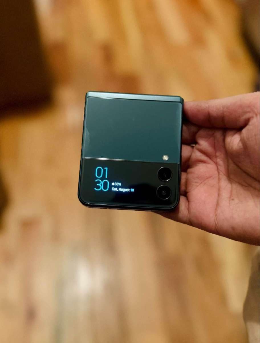 UNLOCKED 128GB GREEN GALAXY Z FLIP  GREAT CONDITION