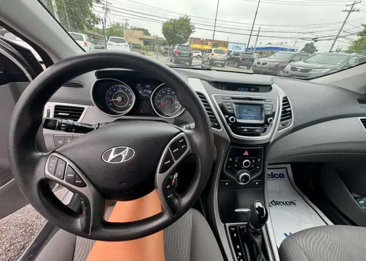 2014 Hyundai Elantra SE sedan 4D