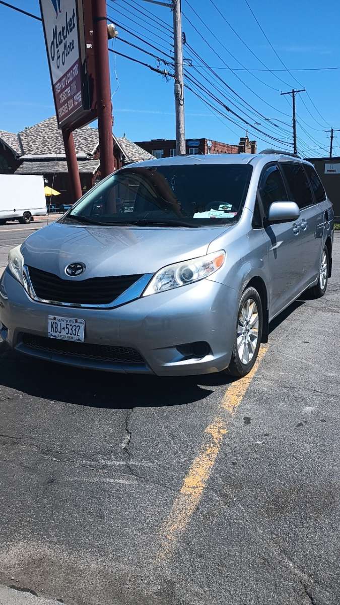 2011 Toyota sienna AWD