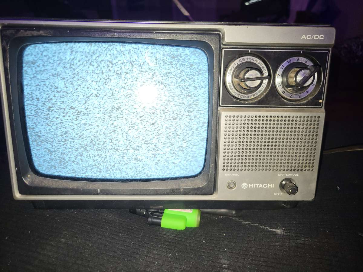 HITACHI 9inch portable boxTV