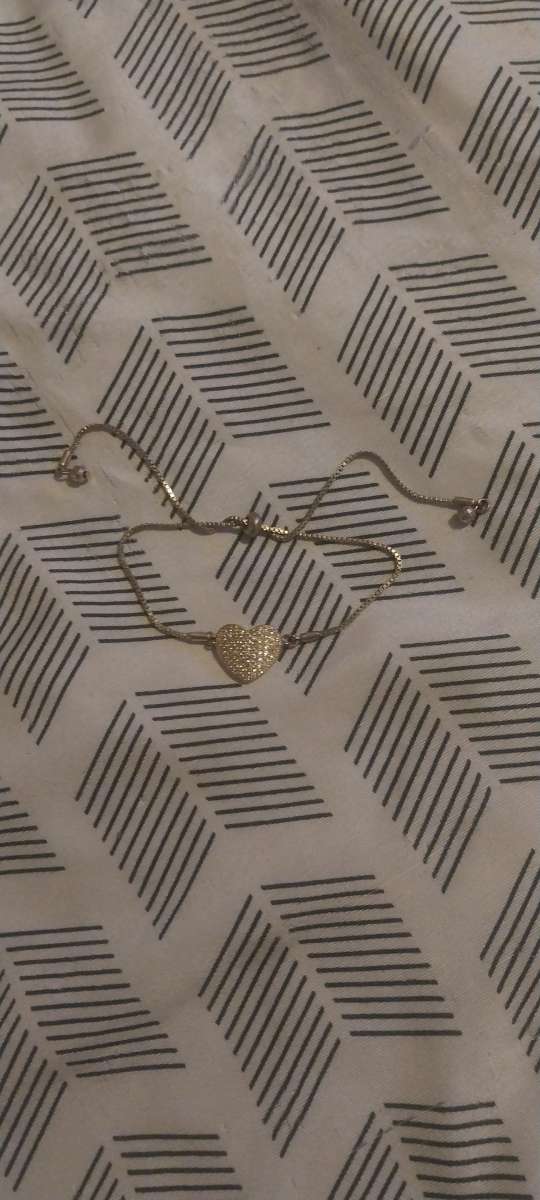 Adjustable heart bracelet