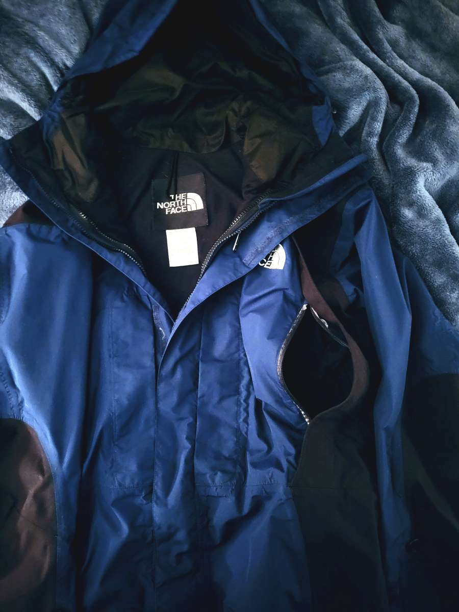 The North Face Mountain GoreTex Jacket Size M fits like a L