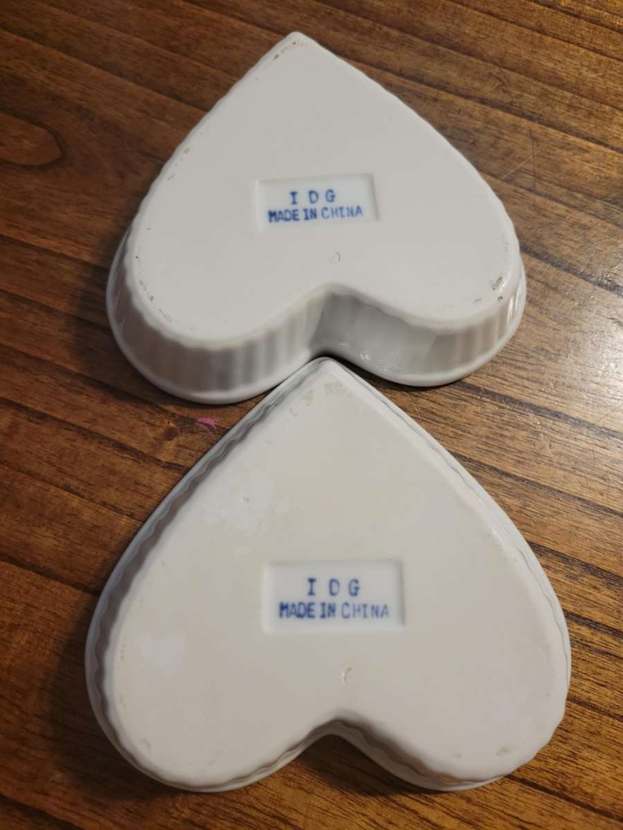 2 heart shaped serving dishes or can be used a little Trinke
