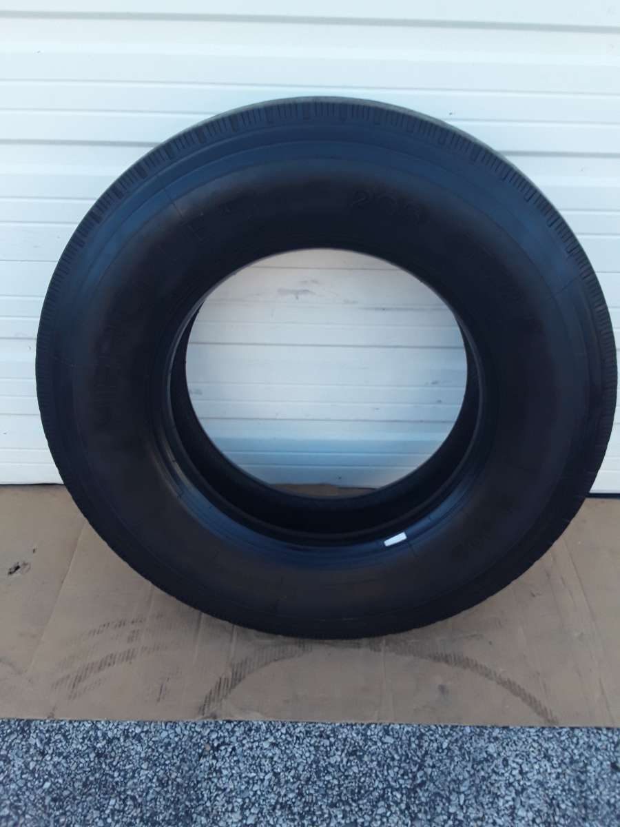 Low Pro Steer Truck Tire 29575R225 Hercules H902 Like New